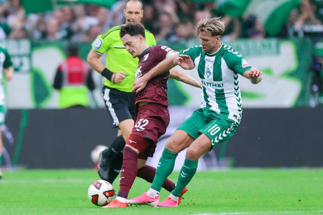 Fabian Rieder (FC Augsburg) und Niclas Fuellkrug (Werder Bremen) kaempfen um den Ball waehrend des spiels der 1. Bundesliga zwischen SV Werder Bremen und FC Augsburg, Weserstadion am 19. September 2026 in Bremen, Deutschland. (Foto von Marco Steinbrenner DeFodi Images) +++ Fabian Rieder (FC Augsburg) und Niclas Fuellkrug (Werder Bremen) battle for the ball during the Bundesliga match between SV Werder Bremen and FC Augsburg at Weserstadion on September 19, 2026 in Bremen, Germany. (Photo by Marco Steinbrenner DeFodi Images) DFB DFL REGULATIONS PROHIBIT ANY USE OF PHOTOGRAPHS AS IMAGE SEQUENCES AND OR QUASI-VIDEO. (Photo by Marco Steinbrenner DeFodi Images) -