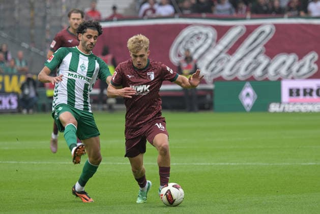 v. li. im Zweikampf Eren Dinkci (SV Werder Bremen 18) und Hennes Behrens (FC Augsburg 16), SV Werder Bremen - FC Augsburg, Fussball, Bundesliga, DFL, 19.9.2026 DFB regulations prohibit any use of photographs as image sequences and or quasi-video Bremen Bremen Deutschland