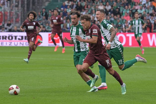Robin Fellhauer (FC Augsburg 19) ist nicht zu stoppüen auf seinem Weg zum 0:1, SV Werder Bremen - FC Augsburg, Fussball, Bundesliga, DFL, 19.9.2026 DFB regulations prohibit any use of photographs as image sequences and or quasi-video Bremen Bremen Deutschland