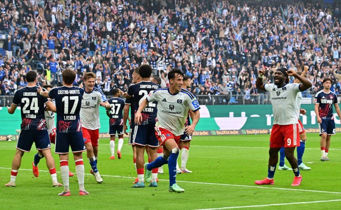 19.09.2026,GER Fußball, Männer, 1.BL, Spieltag 4 , Saison 2026 2027, Hamburg, Hamburger SV vs 1.FC Köln Nicolas Capaldo (HSV 24) schiesst das Tor zum 1-0 fuer Hamburg vorbei an Torwart Marvin Schwäbe (Köln 01) und jubelt DFB DFL regulations prohibit any use of photographs as image sequences and or quasi-video) Hamburg Volksparkstadion Hamburg Deutschland Copyright: xnordphotoxGmbH xWitkex