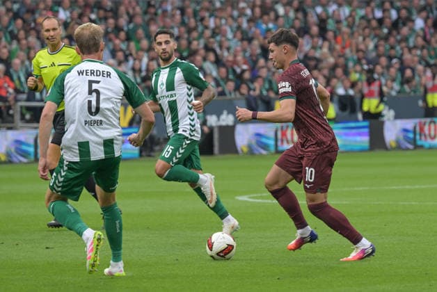 Mert Koemuer (FC Augsburg 10) im Angriff , SV Werder Bremen - FC Augsburg, Fussball, Bundesliga, DFL, 19.9.2026 DFB regulations prohibit any use of photographs as image sequences and or quasi-video Bremen Bremen Deutschland