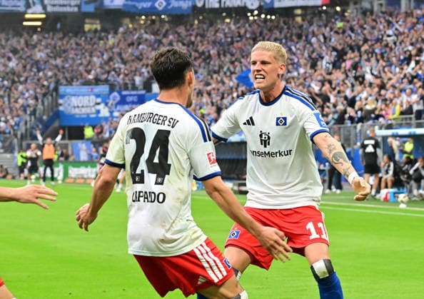 19.09.2026,GER Fußball, Männer, 1.BL, Spieltag 4 , Saison 2026 2027, Hamburg, Hamburger SV vs 1.FC Köln Nicolas Capaldo (HSV 24) schiesst das Tor zum 1-0 fuer Hamburg vorbei an Torwart Marvin Schwäbe (Köln 01) und jubelt mit Albert Grönbaek (HSV 11) DFB DFL regulations prohibit any use of photographs as image sequences and or quasi-video) Hamburg Volksparkstadion Hamburg Deutschland Copyright: xnordphotoxGmbH xWitkex