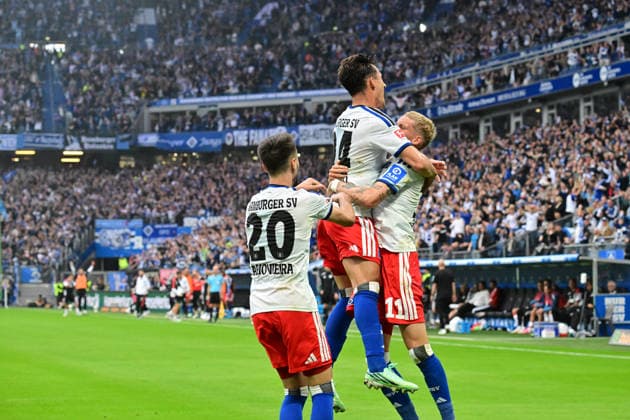 19.09.2026,GER Fußball, Männer, 1.BL, Spieltag 4 , Saison 2026 2027, Hamburg, Hamburger SV vs 1.FC Köln Nicolas Capaldo (HSV 24) schiesst das Tor zum 1-0 fuer Hamburg vorbei an Torwart Marvin Schwäbe (Köln 01) und jubelt mit Albert Grönbaek (HSV 11) DFB DFL regulations prohibit any use of photographs as image sequences and or quasi-video) Hamburg Volksparkstadion Hamburg Deutschland Copyright: xnordphotoxGmbH xWitkex