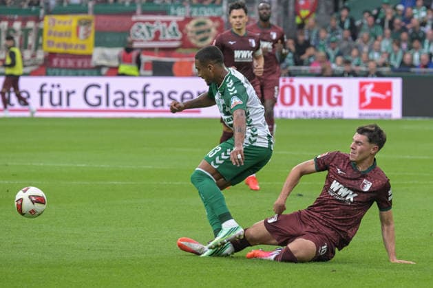 v. li. im Zweikampf Arthur (SV Werder Bremen und Mert Koemuer (FC Augsburg 10), SV Werder Bremen - FC Augsburg, Fussball, Bundesliga, DFL, 19.9.2026 DFB regulations prohibit any use of photographs as image sequences and or quasi-video Bremen Bremen Deutschland