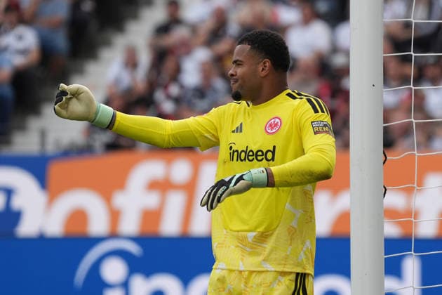 Torwart Noah Atubolu (Eintracht Frankfurt) dirigiert die Mauer - 19.09.2026 Bundesliga, Saison 26 27: Eintracht Frankfurt vs. SC Freiburg, Deutsche Bank Park, 4. Spieltag