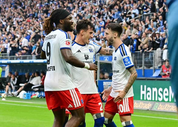 19.09.2026,GER Fußball, Männer, 1.BL, Spieltag 4 , Saison 2026 2027, Hamburg, Hamburger SV vs 1.FC Köln Nicolas Capaldo (HSV 24) schiesst das Tor zum 1-0 fuer Hamburg vorbei an Torwart Marvin Schwäbe (Köln 01) und jubelt mit der Mannschaft DFB DFL regulations prohibit any use of photographs as image sequences and or quasi-video) Hamburg Volksparkstadion Hamburg Deutschland Copyright: xnordphotoxGmbH xWitkex