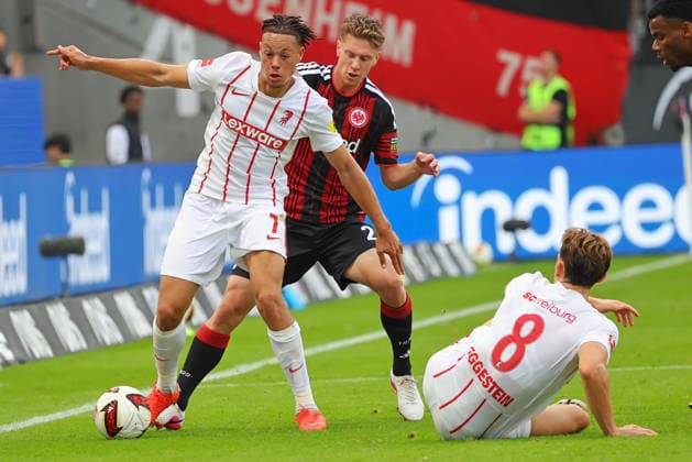 Frankfurt, Deutschland 19. September 2026: 1. BL - 2026 2027 - Sp. 4 - Eintracht Frankfurt gegen SC Freiburg Im Bild: v. li. im Zweikampf Derry Scherhant (SCF) gegen Elias Baum (Frankfurt). DFL DFB regulations prohibit any use of photographs as image sequences and or quasi-video Deutsche Bank Park Hessen Copyright: xFotostandx xRacochax