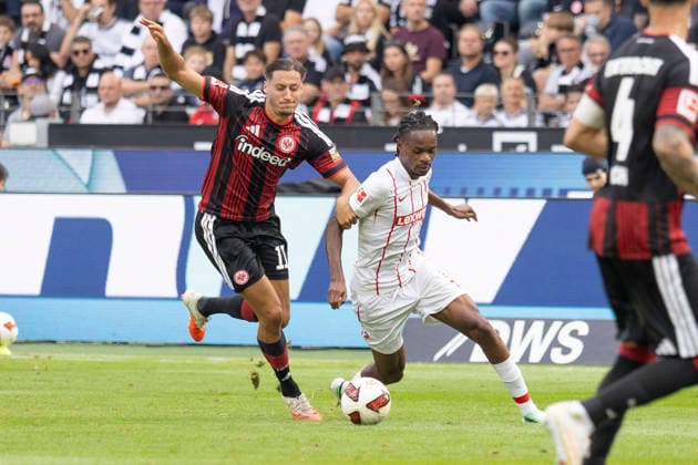 1. Fussball Bundesliga: Eintracht Frankfurt - SC Freiburg, 19.09.2026 Younes Ebnoutalib (Eintracht Frankfurt 11) und Jordy Makengo (SC Freiburg 33) im zweikmapf um den Ball, Eintracht Frankfurt - SC Freiburg, Frankfurt, Deutsche Bank Park, 19.9.2026 Copyright: xBEAUTIFULxSPORTS Gawlikx