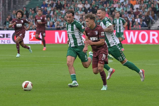 Robin Fellhauer (FC Augsburg 19) ist nicht zu stoppüen auf seinem Weg zum 0:1, SV Werder Bremen - FC Augsburg, Fussball, Bundesliga, DFL, 19.9.2026 DFB regulations prohibit any use of photographs as image sequences and or quasi-video Bremen Bremen Deutschland