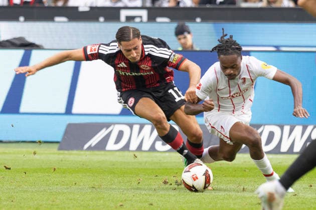 1. Fussball Bundesliga: Eintracht Frankfurt - SC Freiburg, 19.09.2026 Younes Ebnoutalib (Eintracht Frankfurt 11) und Jordy Makengo (SC Freiburg 33) im zweikmapf um den Ball, Eintracht Frankfurt - SC Freiburg, Frankfurt, Deutsche Bank Park, 19.9.2026 Copyright: xBEAUTIFULxSPORTS Gawlikx