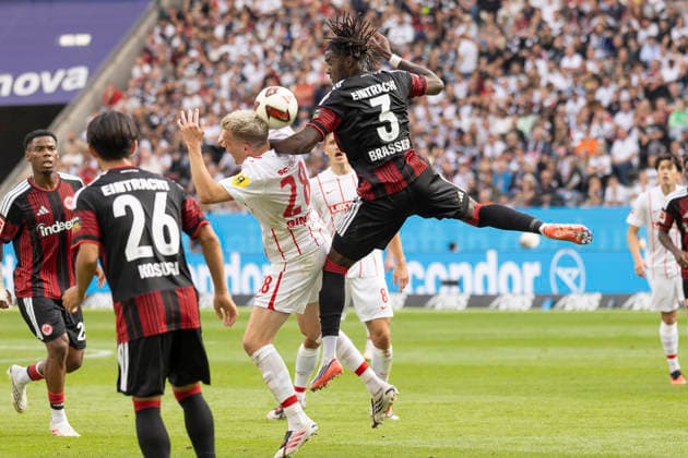 1. Fussball Bundesliga: Eintracht Frankfurt - SC Freiburg, 19.09.2026 Lilian Brassier (Eintracht Frankfurt 3) und Matthias Ginter (SC Freiburg 28) im Kopfballduell um den Ball, Eintracht Frankfurt - SC Freiburg, Frankfurt, Deutsche Bank Park, 19.9.2026 Copyright: xBEAUTIFULxSPORTS Gawlikx