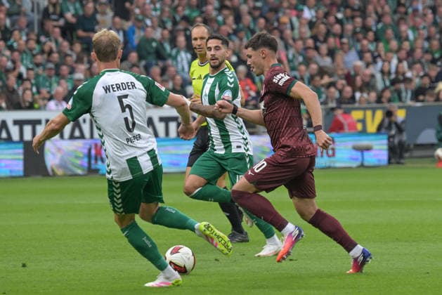 Mert Koemuer (FC Augsburg 10) im Angriff , SV Werder Bremen - FC Augsburg, Fussball, Bundesliga, DFL, 19.9.2026 DFB regulations prohibit any use of photographs as image sequences and or quasi-video Bremen Bremen Deutschland