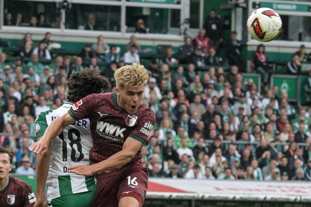 Kopfballduell mit links Eren Dinkci (SV Werder Bremen 18) mit Hennes Behrens (FC Augsburg 16), SV Werder Bremen - FC Augsburg, Fussball, Bundesliga, DFL, 19.9.2026 DFB regulations prohibit any use of photographs as image sequences and or quasi-video Bremen Bremen Deutschland