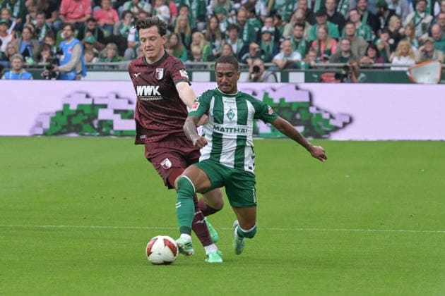 v. li. im Zweikampf Michael Gregoritsch (FC Augsburg 11) und Arthur (SV Werder Bremen , SV Werder Bremen - FC Augsburg, Fussball, Bundesliga, DFL, 19.9.2026 DFB regulations prohibit any use of photographs as image sequences and or quasi-video Bremen Bremen Deutschland