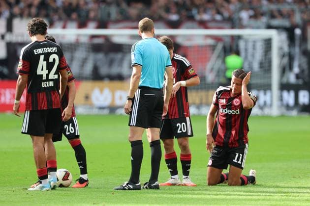 Younes Ebnoutalib (Eintracht Frankfurt , Nr. 11) mit Griff an den Kopf nach einem Kopfballduell am Boden endete, Eintracht Frankfurt - SC Freiburg, Bundesliga, BL, Saison 2026 2027, 4. Spiel, 19.09.2026, Frankfurt Deutsche Bank Park Deutschland
