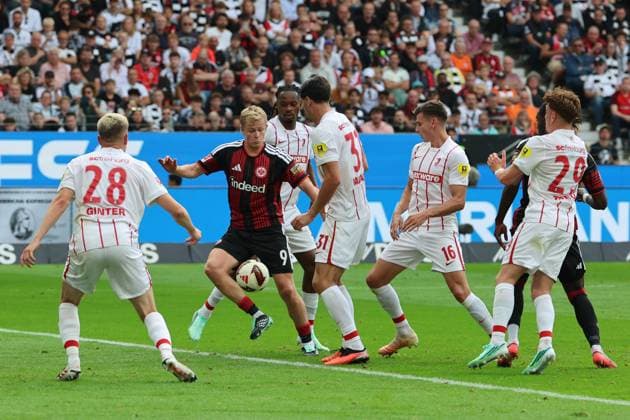 Tor zum 2:1 durch Jonathan Burkhardt, Jonathan Michael ãJonnyÒ Burkardt, Jonny Burkardt (Eintracht Frankfurt , Nr. 9) aus dem Gewusel vor dem Tor von Torwart Mio Backhaus (SC Freiburg, 1), Eintracht Frankfurt - SC Freiburg, Bundesliga, BL, Saison 2026 2027, 4. Spiel, 19.09.2026, Frankfurt Deutsche Bank Park Deutschland