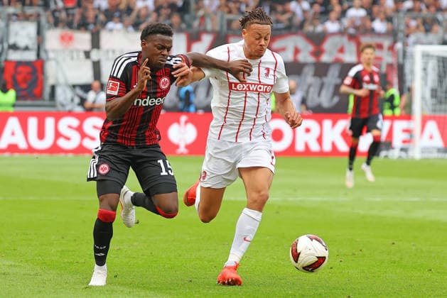 Frankfurt, Deutschland 19. September 2026: 1. BL - 2026 2027 - Sp. 4 - Eintracht Frankfurt gegen SC Freiburg Im Bild: v. li. im Zweikampf Noel Aseko (Frankfurt) gegen Derry Scherhant (SCF). DFL DFB regulations prohibit any use of photographs as image sequences and or quasi-video Deutsche Bank Park Hessen Copyright: xFotostandx xRacochax