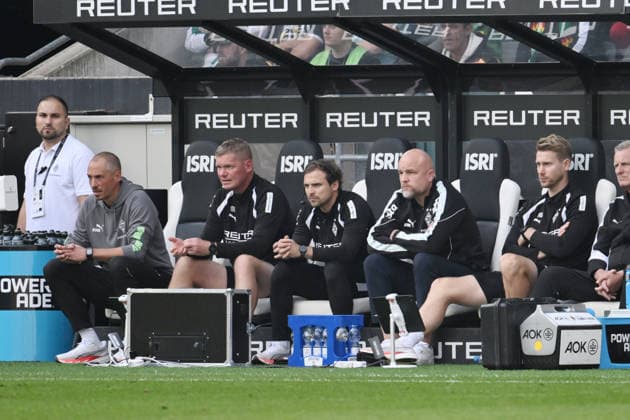 Gladbacher Trainerbank nach dem 1:2, links Interimstrainer Jan-Moritz Lichte (Borussia Moenchengladbach), 2. v.re., Rouven Schröder (Sportdirektor Borussia Moenchengladbach) 19.09.2026, Fussball 1. Bundesliga, Saison 2026 2027, 4. Spieltag, Borussia Mönchengladbach - 1. FSV Mainz 05 DFL regulations prohibit any use of photographs as image sequences and or quasi-video Moenchengladbach Ista-Borussia-Park Nordrhein Westfalen Deutschland