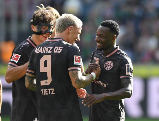 19.09.2026, xophax, Fussball 1.Bundesliga.DFL.Fußball. Bor.Mönchengladbach gegen 1.FSV Mainz 05. v.l.n.rechts : Fabio Gruber ( Mainz ) Phillip Tietz ( Mainz ) und Torschütze Sheraldo Becker ( Mainz 05 ) nach seinem Tor zum 2 zu 1 für Mainz . (DFL DFB REGULATIONS PROHIBIT ANY USE OF PHOTOGRAPHS as IMAGE SEQUENCES and or QUASI-VIDEO) Mönchengladbach