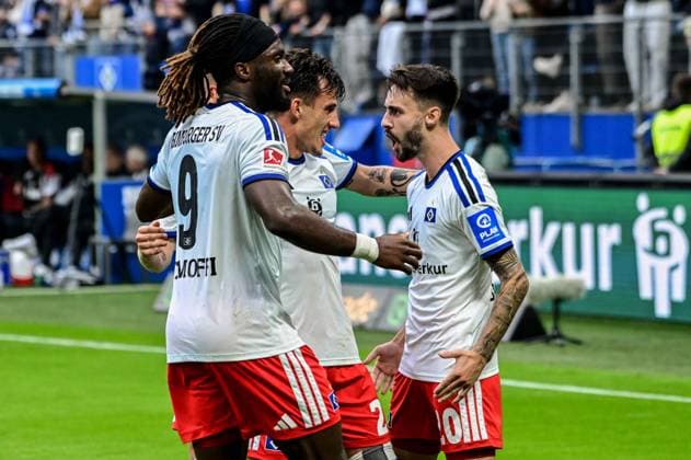 1:0 Tor durch Kopfball von Capaldo Nicolás Terem Moffi Vieira Fabio ( HSV ) jubeln Deutschland , Hamburg , Volksparkstadion , Fussball , 1 . Bundesliga , Hamburger SV - 1 FC Köln