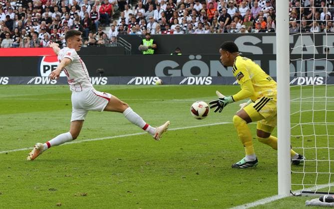 19.09.2026 xmgoodx Frankfurt am Main, Deutsche Bank Park Bundesliga Saison 2026 2027 Eintracht Frankfurt - SC Freiburg Yannik Engelhardt (Freiburg) gegen Torwart Noah Atubolu (1, Eintracht Frankfurt) DFL DFB REGULATIONS PROHIBIT ANY USE OF PHOTOGRAPHS AS IMAGE SEQUENCES AND OR QUASI-VIDEO.