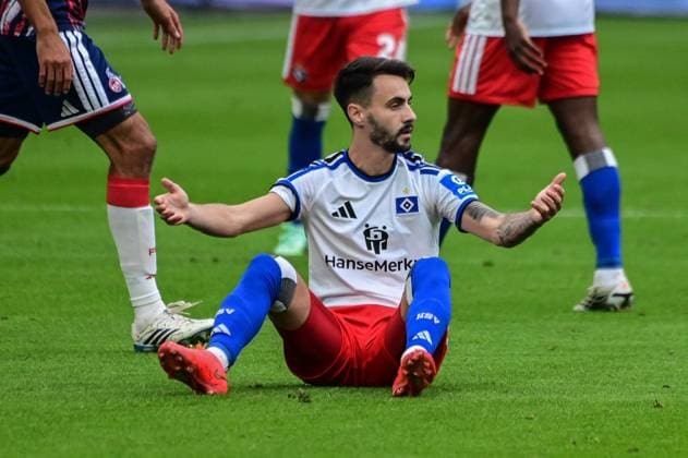 Vieira Fabio ( HSV ) am Boden Deutschland , Hamburg , Volksparkstadion , Fussball , 1 . Bundesliga , Hamburger SV - 1 FC Köln