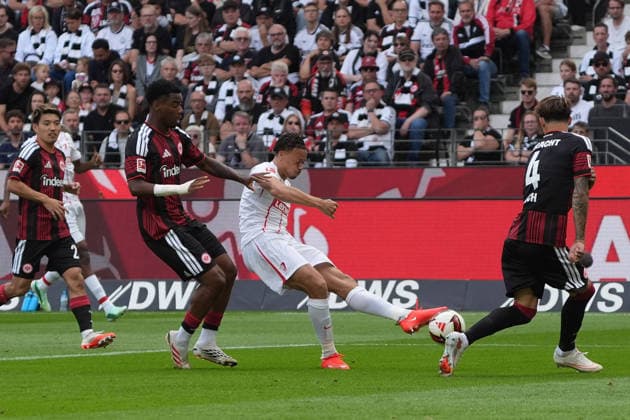 Derry Scherhant (SC Freiburg, 7) zieht ab gegen Lilian Brassier (Eintracht Frankfurt), Robin Koch (Eintracht Frankfurt) - 19.09.2026 Bundesliga, Saison 26 27: Eintracht Frankfurt vs. SC Freiburg, Deutsche Bank Park, 4. Spieltag