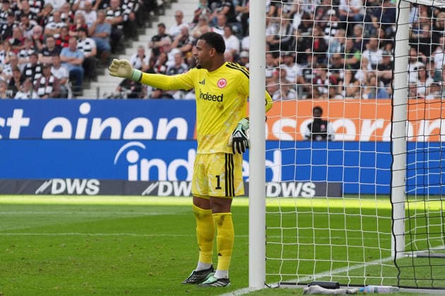 Torwart Noah Atubolu (Eintracht Frankfurt) dirigiert die Mauer - 19.09.2026 Bundesliga, Saison 26 27: Eintracht Frankfurt vs. SC Freiburg, Deutsche Bank Park, 4. Spieltag