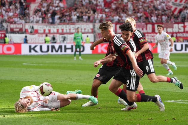 Elias Baum (Eintracht Frankfurt) holt sich den Ball,Niklas Beste (SC Freiburg, 19) am Boden - 19.09.2026 Bundesliga, Saison 26 27: Eintracht Frankfurt vs. SC Freiburg, Deutsche Bank Park, 4. Spieltag