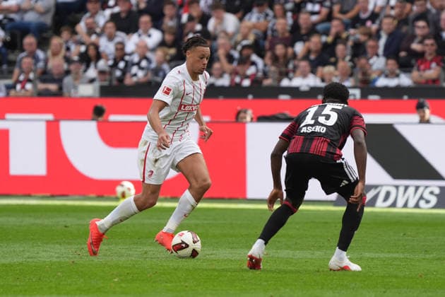 Derry Scherhant (SC Freiburg, 7) gegen Noel Aseko (Eintracht Frankfurt) - 19.09.2026 Bundesliga, Saison 26 27: Eintracht Frankfurt vs. SC Freiburg, Deutsche Bank Park, 4. Spieltag