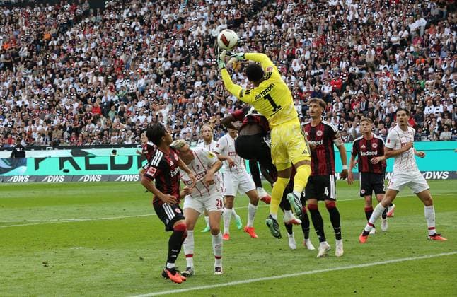 19.09.2026 xmgoodx Frankfurt am Main, Deutsche Bank Park Bundesliga Saison 2026 2027 Eintracht Frankfurt - SC Freiburg Noel Aseko (15, Eintracht Frankfurt) und Torwart Noah Atubolu (1, Eintracht Frankfurt) springen hoch DFL DFB REGULATIONS PROHIBIT ANY USE OF PHOTOGRAPHS AS IMAGE SEQUENCES AND OR QUASI-VIDEO.