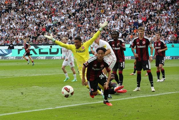 19.09.2026 xmgoodx Frankfurt am Main, Deutsche Bank Park Bundesliga Saison 2026 2027 Eintracht Frankfurt - SC Freiburg Torwart Noah Atubolu (1, Eintracht Frankfurt) ist sauer, Keita Kosugi (26, Eintracht Frankfurt) sprintet nach dem Ball DFL DFB REGULATIONS PROHIBIT ANY USE OF PHOTOGRAPHS AS IMAGE SEQUENCES AND OR QUASI-VIDEO.