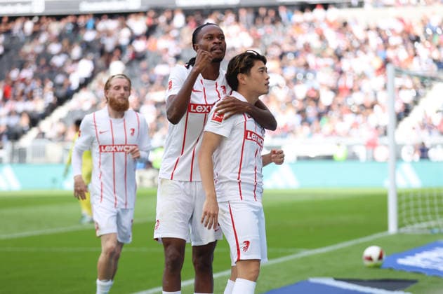 19.09.2026, Fussball Bundesliga, Eintracht Frankfurt - SC Freiburg, v.l., Torjubel zum 2:2 durch Yuito Suzuki (SC Freiburg), Jordy Makengo (SC Freiburg), Goal celebration, celebrate the goal DFL DFB REGULATIONS PROHIBIT ANY USE OF PHOTOGRAPHS AS IMAGE SEQUENCES AND OR QUASI-VIDEO. xdcx Copyright: HMBxMedia Claus
