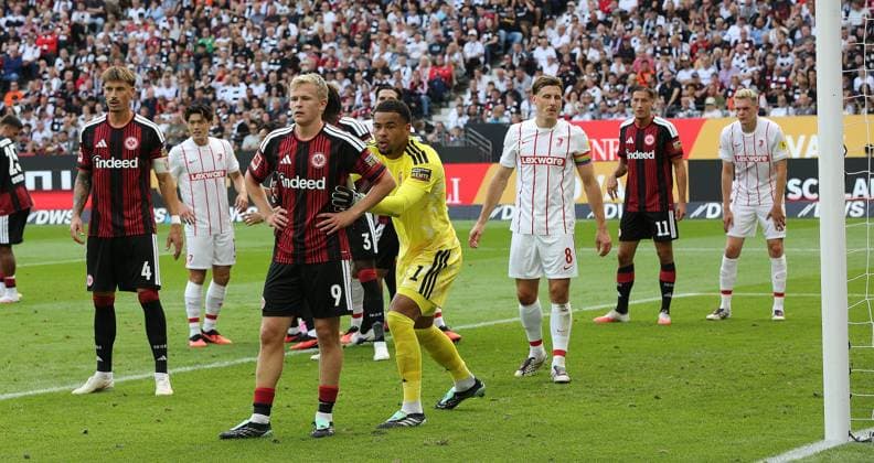 19.09.2026 xmgoodx Frankfurt am Main, Deutsche Bank Park Bundesliga Saison 2026 2027 Eintracht Frankfurt - SC Freiburg Torwart Noah Atubolu (1, Eintracht Frankfurt) schiebt sich Jonathan Burkhardt (9, Eintracht Frankfurt) zurecht DFL DFB REGULATIONS PROHIBIT ANY USE OF PHOTOGRAPHS AS IMAGE SEQUENCES AND OR QUASI-VIDEO.