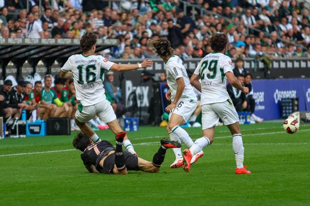 19.09.2026, GER, Fussball, Herren, Bundesliga , 1. Bundesliga, Saison 2026 2027, VfL Borussia Mönchengladbach - FSV Mainz 05 Philipp Sander (BMG) und Jae-Sung Lee (M05) im Kampf um den Ball Copyright: xSvenxHanischx