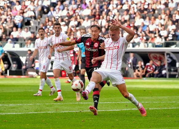 Younes Ebnoutalib (Eintracht Frankfurt, 11) im Zweikampf mit Philipp Lienhart (SC Freiburg, 3) GER, Eintracht Frankfurt vs SC Freiburg, 1. Bundesliga, 4. Spieltag, Saison 2026-27, Deutsche Bank Park, Frankfurt, 19.09.2026 DFL REGULATIONS PROHIBIT ANY USE OF PHOTOGRAPHS AS IMAGE SEQUENCES AND OR QUASI-VIDEO Eintracht Frankfurt vs SC Freiburg, 1. Bundesliga, 4. Spieltag, Saison 2026-27, 19.09.2026 Frankfurt am Main Copyright: xEibner-Pressefoto ScottxColemanx EP_SCN