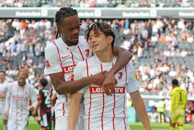 Frankfurt, Deutschland 19. September 2026: 1. BL - 2026 2027 - Sp. 4 - Eintracht Frankfurt gegen SC Freiburg Im Bild: Jordy Makengo (SCF) und Torschütze Yuito Suzuki (SCF) freuen sich über das Tor zum 2:2. DFL DFB regulations prohibit any use of photographs as image sequences and or quasi-video Deutsche Bank Park Hessen Copyright: xFotostandx xRacochax