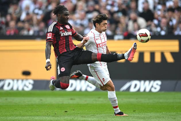 Fußball 1. Bundesliga 4. Spieltag Eintracht Frankfurt - SC Freiburg am 19.09.2026 im Deutsche Bank Park in Frankfurt Lilian Brassier ( Frankfurt ), vorne - Yuito Suzuki ( Freiburg ), hinten DFL regulations prohibit any use of photographs as image sequences and or quasi-video.