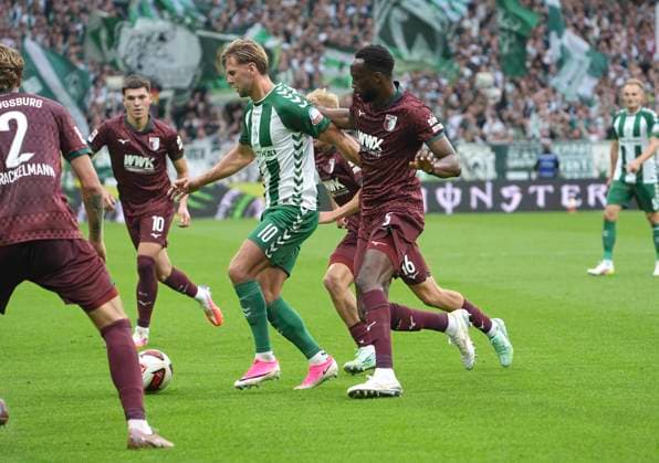 Foto : Niclas FÜLLKRUG (Werder) gegen Chrislain Matsima (Augsburg , rechts) Fussball 1. Bundesliga , 30. Spieltag am Sa. 18.04.2026 Werder Bremen - Hamburger SV