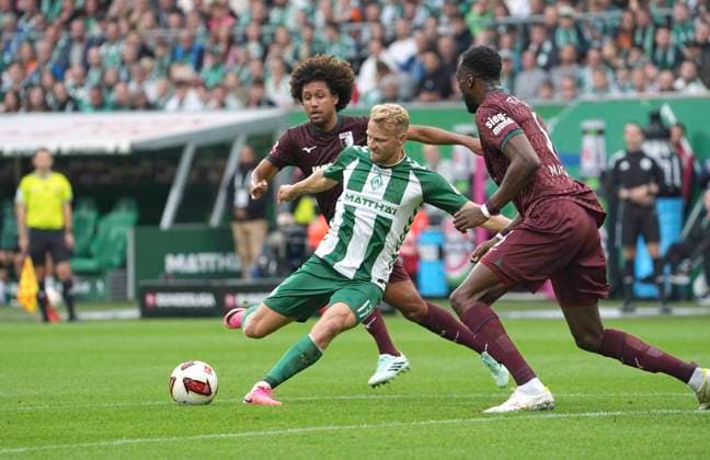 Foto : Marco GRÜLL (Werder) beim Torschuss gegen Han-Noah MASSENGO (Augsburg) und Chrislain Matsima (Augsburg) Fussball 1. Bundesliga , 30. Spieltag am Sa. 18.04.2026 Werder Bremen - Hamburger SV