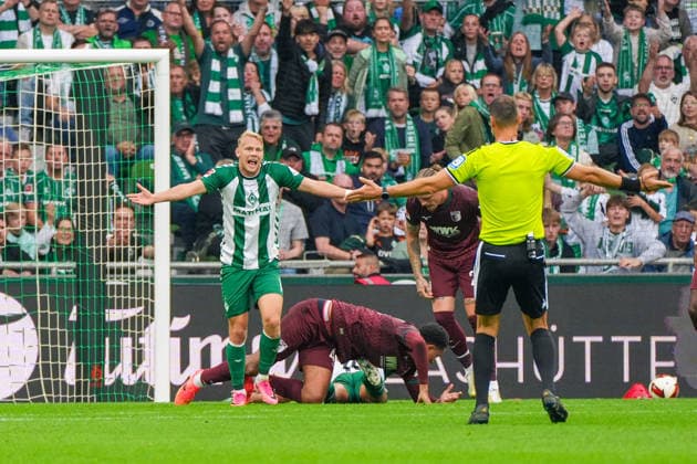 Marco Grüll (Werder Bremen, 17) beschwert sich beim Schiedsrichter Bastian Dankert (Schiedsrichter), Diskussion, Deutschland: Fussball, Bundesliga, Saison 2026 27, 4. Spieltag, 19.09.2026, Werder Bremen vs FC Augsburg, Weserstadion (Bremen) Copyright: xLeonxFrickx
