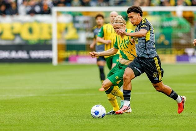 DEN HAAG , 19-09-2026 , WerkTalent Stadium , season 2026 2027 , Dutch Eredivisie football , match between ADO Den Haag and Cambuur , picture shows ADO Den Haag player Matej Sin vs SC Cambuur player Rafik El Arguioui ADO - Cambuur  x207260262x Copyright: