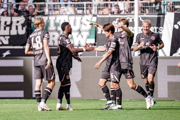 Deutschland: Fussball Saison 2026 2027 , 1. Bundesliga , 4. Spieltag , Borussia Mönchengladbach vs. 1. FSV Mainz 05 - ista-Borussia-Park (Mönchengladbach) : Mainzer Mannschaft jubelt zum 1:2 Führungstreffer, Führungstor, Tor, Torjubel, Jubel, Freude, Emotionen Mönchengladbach ista-Borussia-Park Deutschland Germany Copyright: xBennetxLongx
