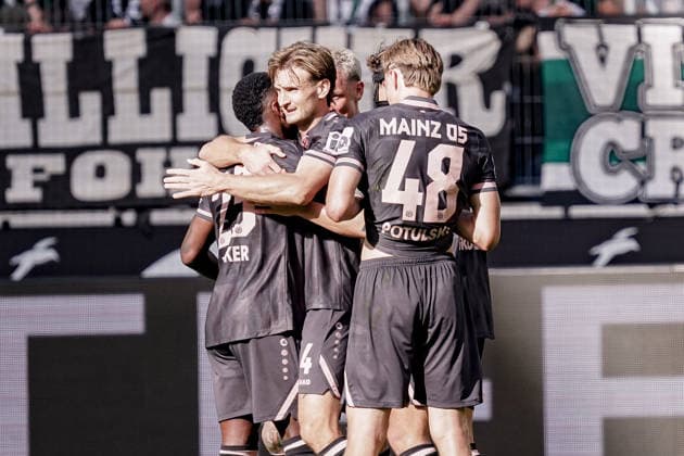 Deutschland: Fussball Saison 2026 2027 , 1. Bundesliga , 4. Spieltag , Borussia Mönchengladbach vs. 1. FSV Mainz 05 - ista-Borussia-Park (Mönchengladbach) : Mainzer Mannschaft jubelt zum 1:2 Führungstreffer, Führungstor, Tor, Torjubel, Jubel, Freude, Emotionen Mönchengladbach ista-Borussia-Park Deutschland Germany Copyright: xBennetxLongx