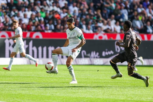 Fußball 1. Bundesliga 4. Spieltag Borussia Mönchengladbach - 1. FSV Mainz 05 am 19.09.2026 im Ista-Borussia-Park in Mönchengladbach Kevin Diks ( Mönchengladbach ), links - Sheraldo Becker ( Mainz ), rechts DFL regulations prohibit any use of photographs as image sequences and or quasi-video.