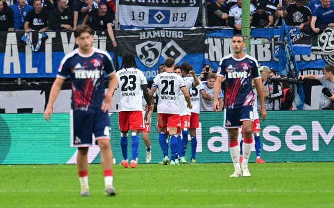19.09.2026,GER Fußball, Männer, 1.BL, Spieltag 4 , Saison 2026 2027, Hamburg, Hamburger SV vs 1.FC Köln Yussuf Poulsen (HSV 15) schiesst das Tor zum 2-0 fuer Hamburg und jubelt mit der Mannschaft DFB DFL regulations prohibit any use of photographs as image sequences and or quasi-video) Hamburg Volksparkstadion Hamburg Deutschland Copyright: xnordphotoxGmbH xWitkex