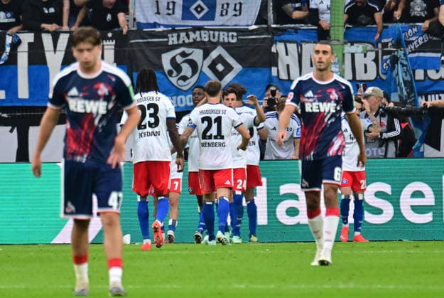 19.09.2026,GER Fußball, Männer, 1.BL, Spieltag 4 , Saison 2026 2027, Hamburg, Hamburger SV vs 1.FC Köln Yussuf Poulsen (HSV 15) schiesst das Tor zum 2-0 fuer Hamburg und jubelt mit der Mannschaft DFB DFL regulations prohibit any use of photographs as image sequences and or quasi-video) Hamburg Volksparkstadion Hamburg Deutschland Copyright: xnordphotoxGmbH xWitkex