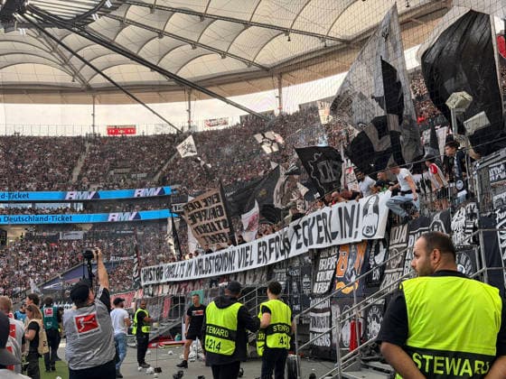Eintracht Frankfurt Fans wünschen MMA-Kämpfer Christian Eckerlin viel Glück, der bei Octagon94 am kommenden Wochenende im Deutsche Bank Park Waldstadion antritt - 19.09.2026 Bundesliga, Saison 26 27: Eintracht Frankfurt vs. SC Freiburg, Deutsche Bank Park, 4. Spieltag