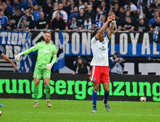 19.09.2026,GER Fußball, Männer, 1.BL, Spieltag 4 , Saison 2026 2027, Hamburg, Hamburger SV vs 1.FC Köln Yussuf Poulsen (HSV 15) schiesst das Tor zum 2-0 fuer Hamburg und Nicolai Remberg (HSV 21) jubelt DFB DFL regulations prohibit any use of photographs as image sequences and or quasi-video) Hamburg Volksparkstadion Hamburg Deutschland Copyright: xnordphotoxGmbH xWitkex