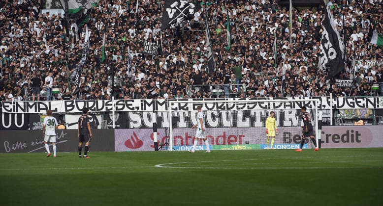 19.09.2026, xhbx, Fussball 1.Bundesliga, Borussia Moenchengladbach - 1.FSV Mainz 05 v.l. Fans, Stimmung, Schal, Fahne, Banner für Eugen Polanski von Borussia Mönchengladbach (DFL DFB REGULATIONS PROHIBIT ANY USE OF PHOTOGRAPHS as IMAGE SEQUENCES and or QUASI-VIDEO) Moenchengladbach